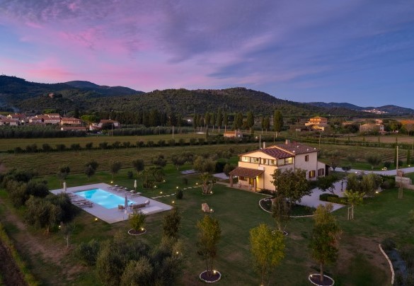 The property in the warm lights of the sunset - La Buganvilla 