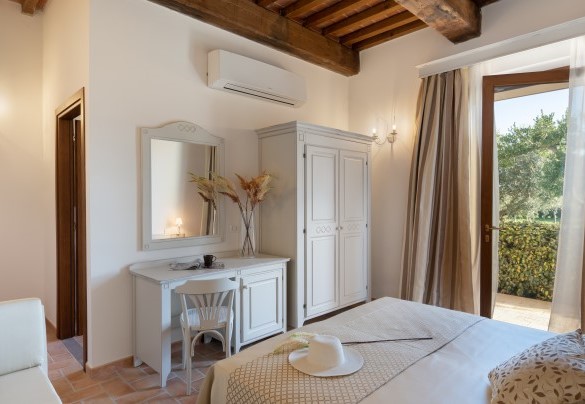 Double bedroom n.4 with en-suite bathroom and exit to the garden on the gazebo side - La Buganvilla