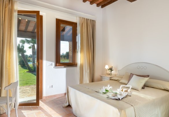 Double bedroom n.3 with en-suite bathroom and exit to the pool-side porch - La Buganvilla