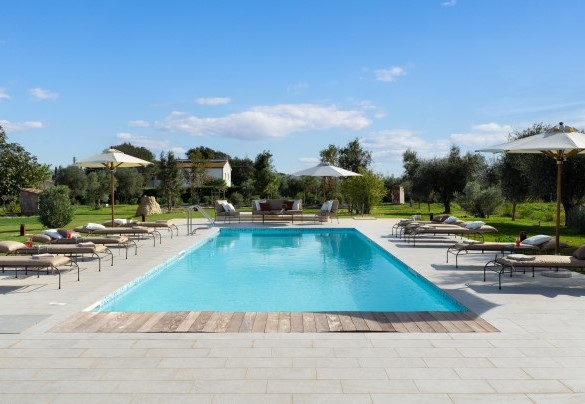 Stoneware solarium equipped with sunbeds, umbrellas and solar shower - La Buganvilla