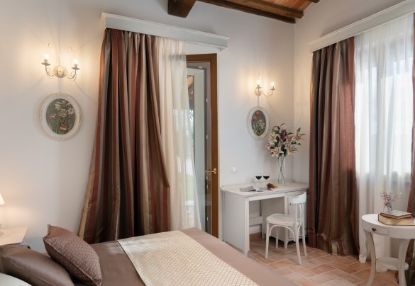 Double bedroom n.7 with en-suite bathroom and exit to the porch on the gate side - La Buganvilla