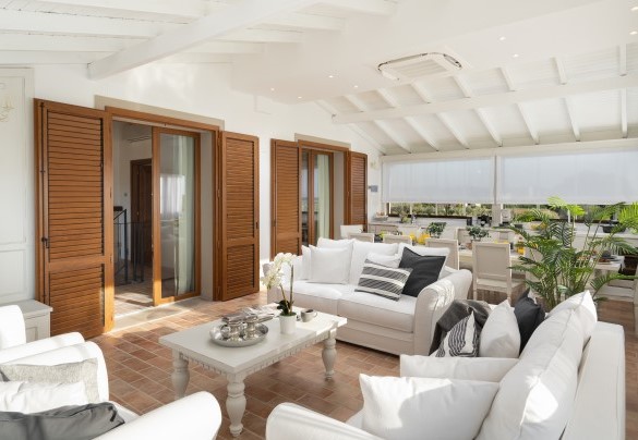 open space with kitchen, dining table and living area on the first floor, communicating with hallway and bedroom n.1 - La Buganvilla