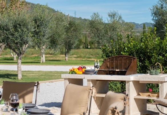 Cast iron barbecue on an equipped stone shelf, next to the gazebo - La Buganvilla