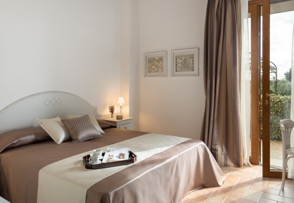 Double bedroom n.5 with en-suite bathroom and exit to the garden on the gazebo side - La Buganvilla