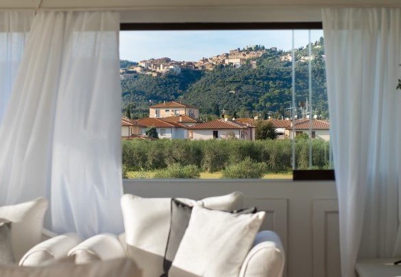 View of Campiglia Marittima from the open space on the first floor - La Buganvilla