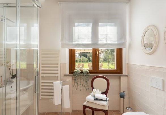 Bathroom with shower n.7 en-suite to bedroom n.7 - La Buganvilla