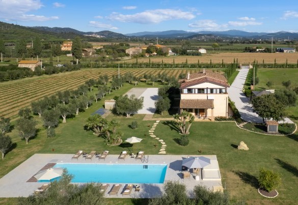 The park extends for 4 unfenced hectares on flat land - La Buganvilla