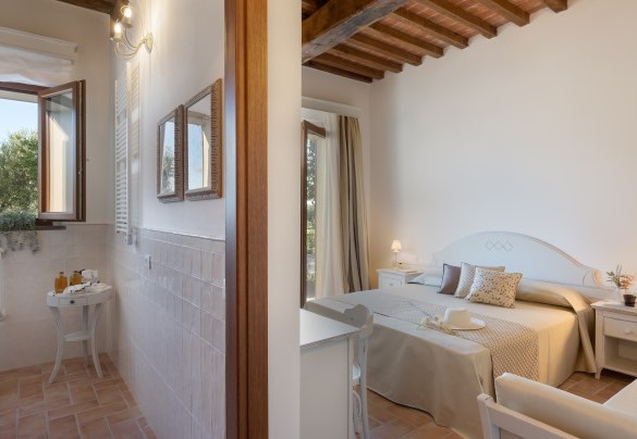 Bathroom with shower n.4 en-suite to bedroom n.4 - La Buganvilla