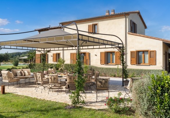 Travertine-paved gazebo 20 m from the villa - La Buganvilla