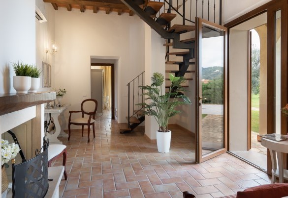 Entrance hallway on the ground floor and staircase to the first floor - La Buganvilla