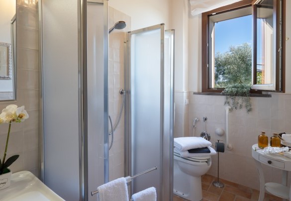 Bathroom with shower n.3 en-suite to bedroom n.3 - La Buganvilla