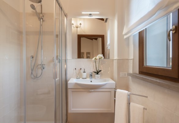 Bagno con doccia n.1 en-suite alla camera n.1  - La Buganvilla 