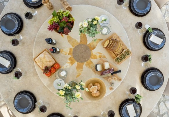 Detail of the dining table under the gazebo - La Buganvilla