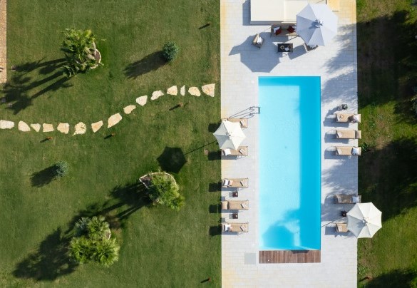 La piscina misura 14 x 5 metri con una profondità costante di 1,50 m - La Buganvilla