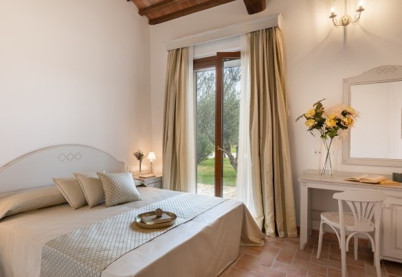 Double bedroom n.6 with en-suite bathroom and exit to the garden on the gate side - La Buganvilla