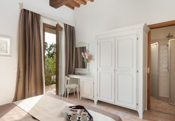 Double bedroom n.5 with en-suite bathroom and exit to the garden on the gazebo side - La Buganvilla