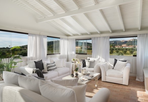 Living area with satellite TV and Smart in open space on the first floor - La Buganvilla