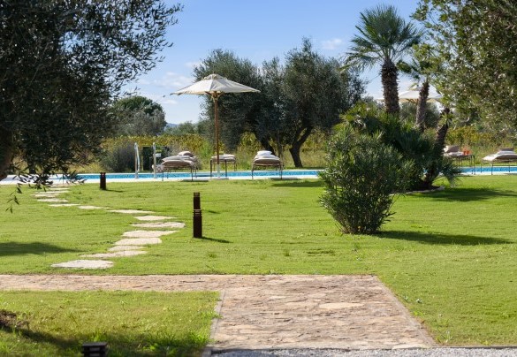 The swimming pool is 25 meters from the villa - La Buganvilla