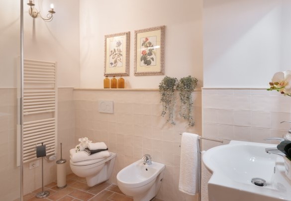 Bathroom with shower n.6 en-suite to bedroom n.6 - La Buganvilla
