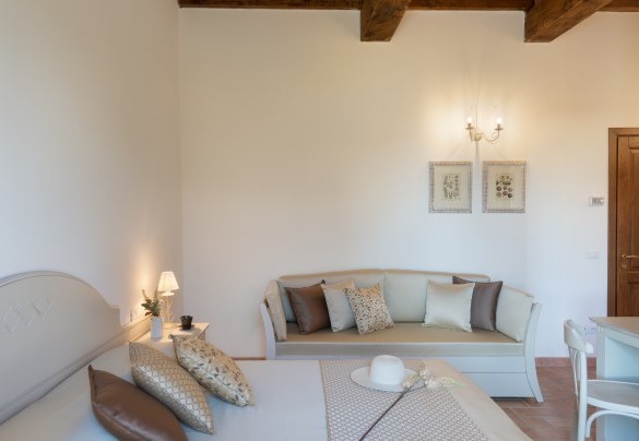 Double bedroom n.4 with en-suite bathroom and exit to the garden on the gazebo side - La Buganvilla