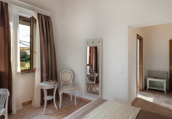 Double bedroom n.7 with en-suite bathroom and exit to the porch on the gate side - La Buganvilla