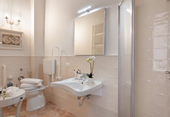 Bathroom with shower n.5 en-suite to bedroom n.5 - La Buganvilla