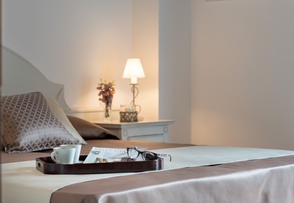 Double bedroom n.5 with en-suite bathroom and exit to the garden on the gazebo side - La Buganvilla