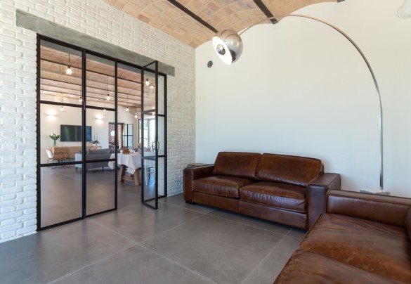 The ground floor living room with leather sofas - La Buona Maniera