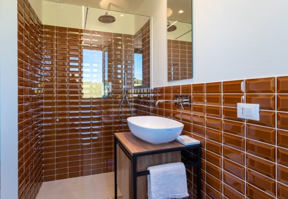 The characteristic en-suite bathroom with a shower - La Buona Maniera