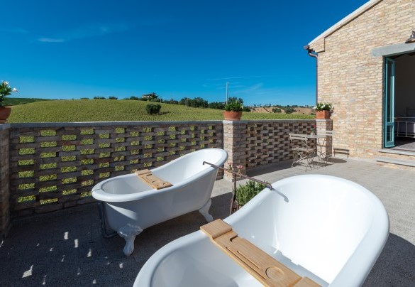 Two rooms have a private terrace, one of which with two Victorian-style bathtubs - La Buona Maniera