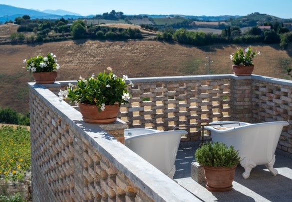 Two rooms have a private terrace, one of which with two Victorian-style bathtubs - La Buona Maniera