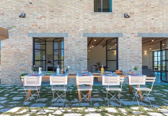Outdoor dining area furnished with tables and chairs, ideal for breakfast and meals in the open air in total relaxation - La Buona Maniera