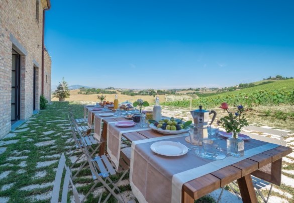 Outdoor dining area furnished with tables and chairs, ideal for breakfast and meals in the open air in total relaxation - La Buona Maniera