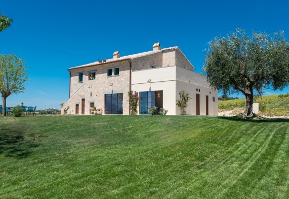 The house is situated within 10 hectares of land - La Buona Maniera
