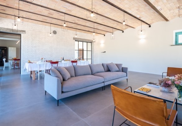 The modern living room and dining room on the ground floor - La Buona Maniera