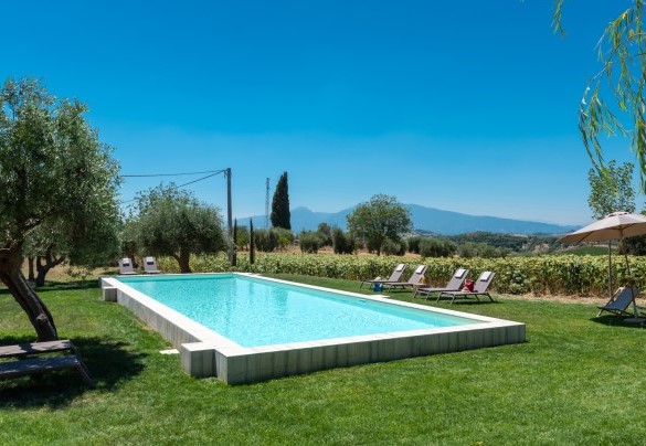 The bathtub, accessible via a Roman staircase - La Buona Maniera