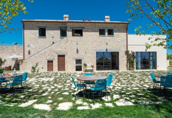 Outdoor dining area furnished with tables and chairs, ideal for breakfast and meals in the open air in total relaxation - La Buona Maniera