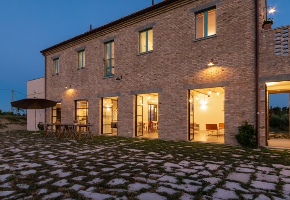 The evening courtyard area - La Buona Maniera