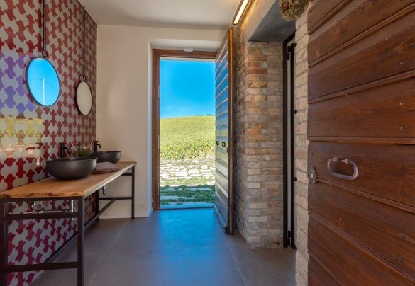 The ground floor guest bathroom - La Buona Maniera