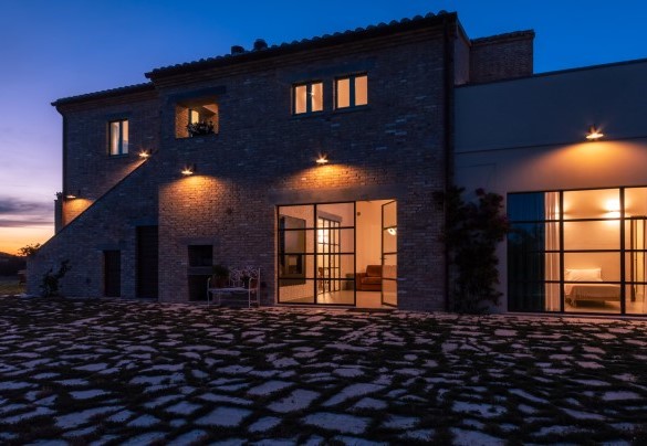 The illuminated courtyard - La Buona Maniera