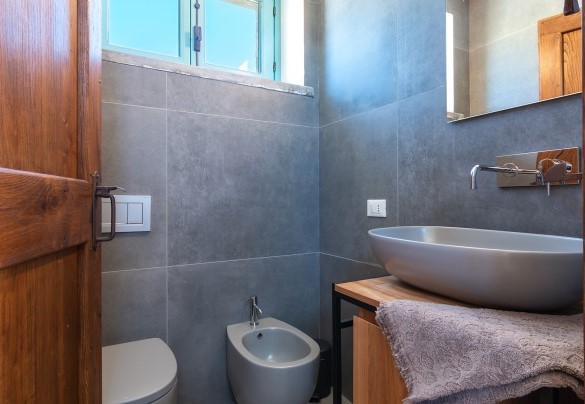 The ground floor guest bathroom - La Buona Maniera