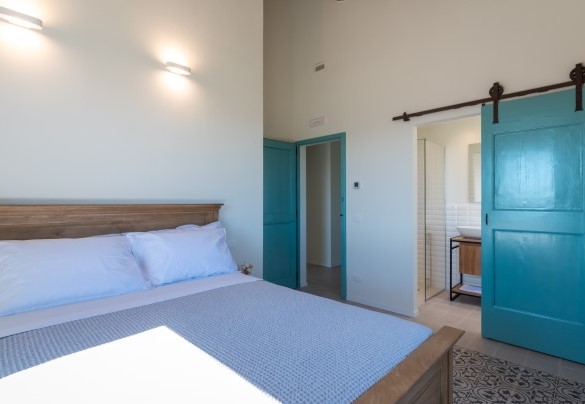 The master bedroom with an en-suite bathroom in the corner of the villa - La Buona Maniera