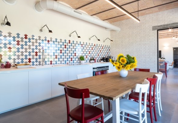 The spacious and modern kitchen with refined colors - La Buona Maniera