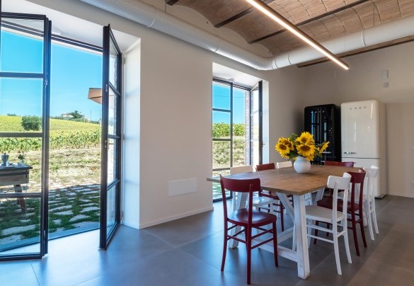 The spacious and modern kitchen with refined colors - La Buona Maniera