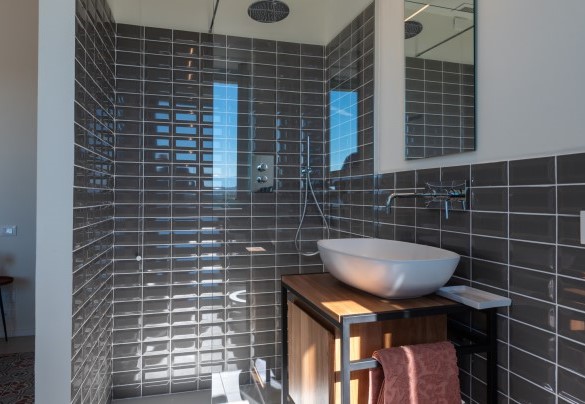 The characteristic en-suite bathroom with a shower - La Buona Maniera