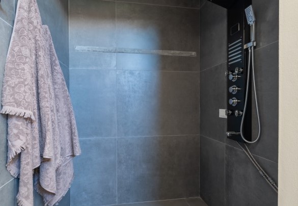 The shower on the ground floor - La Buona Maniera