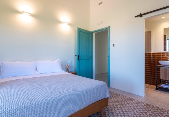The master bedroom with an en-suite bathroom on the upper floor - La Buona Maniera