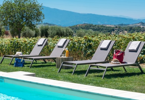 All around the pool, the solarium extends - La Buona Maniera