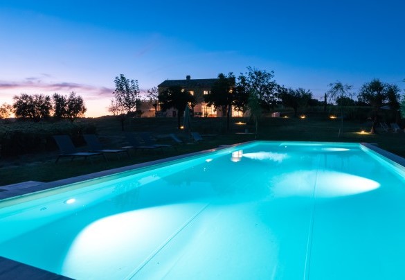 The illuminated pool - La Buona Maniera