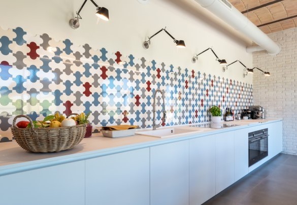 The spacious and modern kitchen with refined colors - La Buona Maniera
